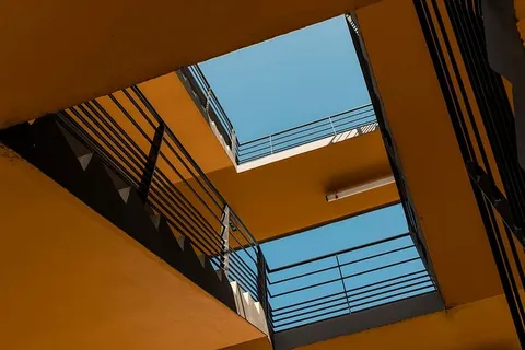 混凝土建筑的底视图 混凝土建筑的底视图