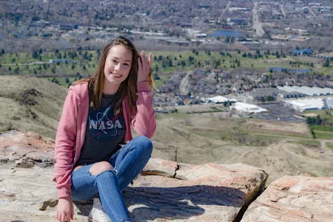 女式粉色拉链夹克