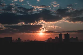 黄金时段的混凝土建筑