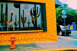 黑色汽车停在黄色混凝土大楼旁