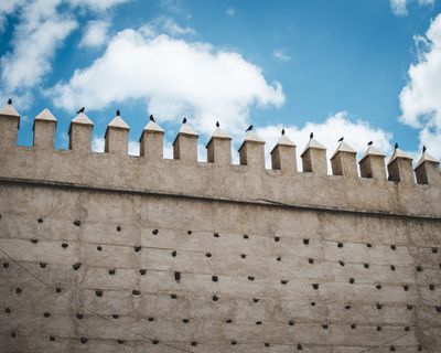 积雨云下的褐色混凝土城堡墙