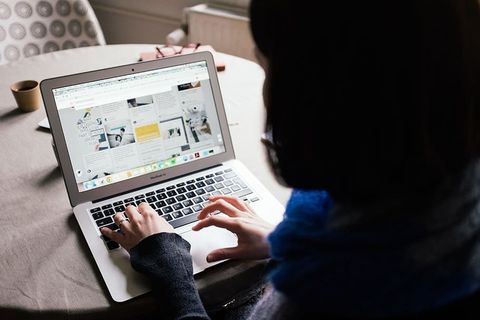 看Pinterest的女孩