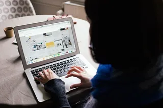 看Pinterest的女孩