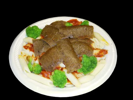 羊羔肉、希腊食品、肉、意大利面、盘子、黑色背景、食品、食品和饮料