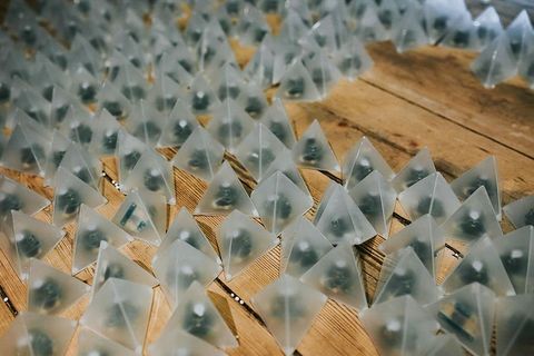 木地板上的小三角灯