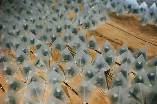 木地板上的小三角灯