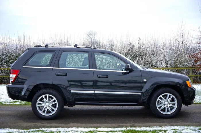 公路上的黑色Suv