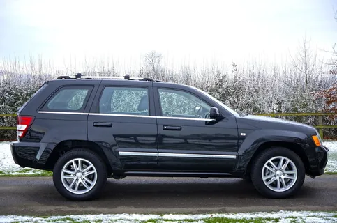 公路上的黑色Suv 公路上的黑色Suv