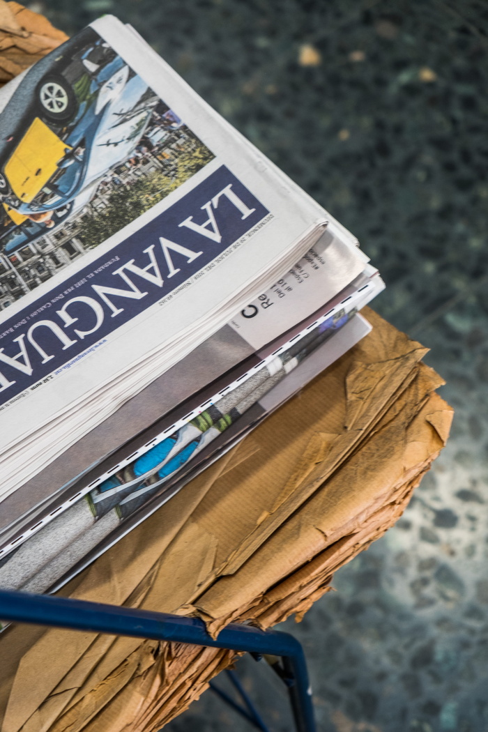 西班牙，canet de mar，报纸，印刷品，出租车，巴塞罗那，lavanguardia，阅读