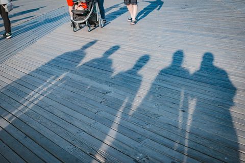 白天有五人在黑色婴儿车附近影子