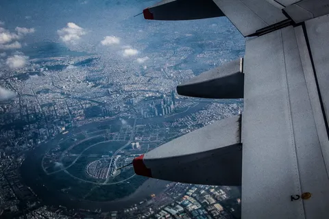 飞机内人员拍摄城市鸟瞰图 飞机内人员拍摄城市鸟瞰图