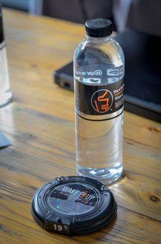 瓶装饮用水和塑料杯