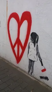 女孩, 控股, 油漆滚筒, 寻找, 心脏壁画, 墙, 和平, 红色 女孩, 控股, 油漆滚筒, 寻找, 心脏壁画, 墙, 和平, 红色