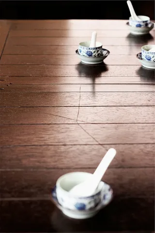 白色、陶瓷、汤碗、汤匙、桌子、蓝色、花卉、杯子