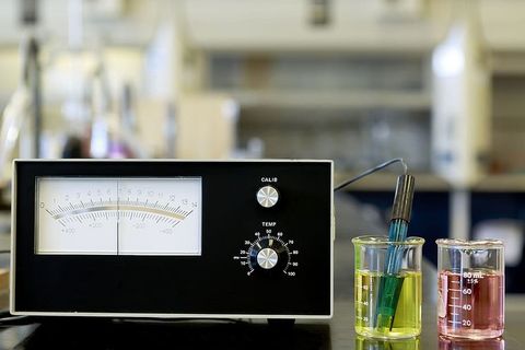 带有电极、pH 7和4缓冲液的模拟pH计。