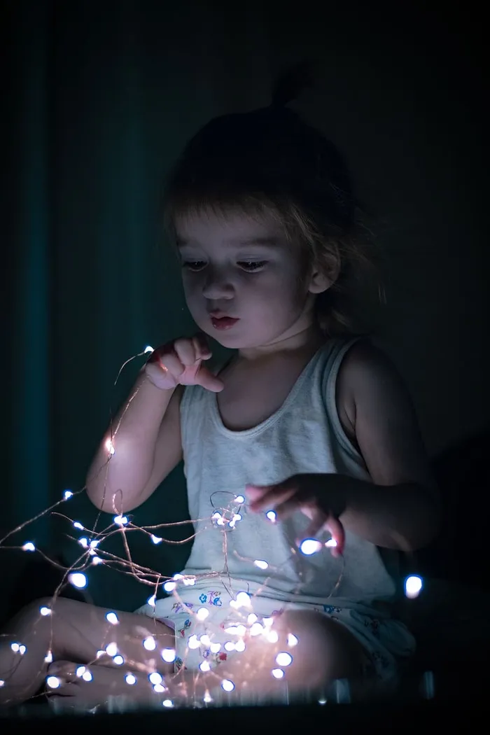 印度，帕蒂亚拉，古曼·纳加尔，女孩，睡觉，有趣的婴儿，灯光，玩耍