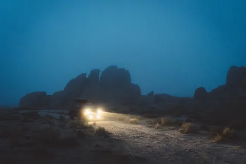 打开车灯、道路、山脉、夜间、汽车、旅行、探险、交通 打开车灯、道路、山脉、夜间、汽车、旅行、探险、交通