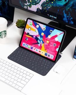 在显示器前的桌子上打开iPad