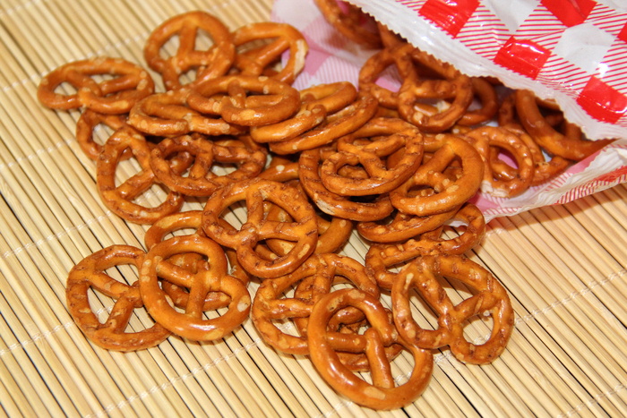 棕色椒盐卷饼，椒盐卷饼，克纳伯芝格，laugenbrezeln，糕点，零食，零食，食品和饮料