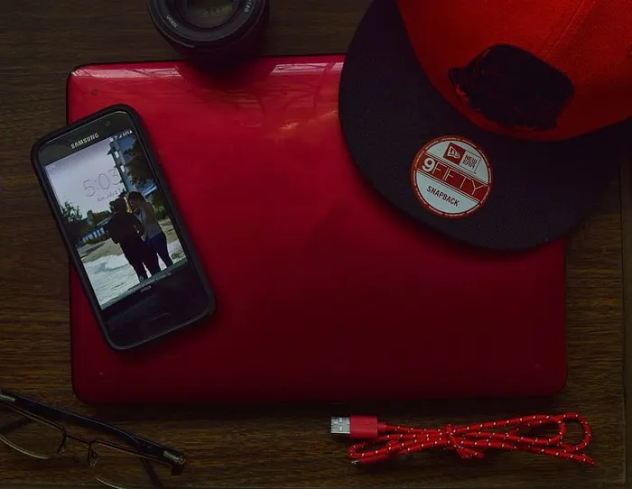 红色和黑色新纪元950Snapback帽和黑色三星Galaxy Android智能手机