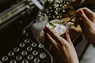 咖啡装在一个装饰性的杯子里，上面有金色的装饰物