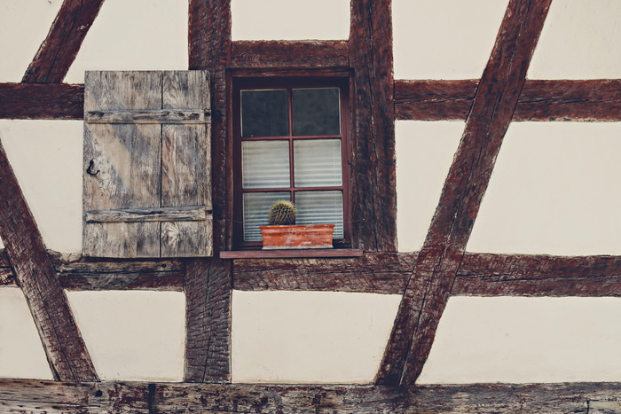 棕色和白色混凝土窗