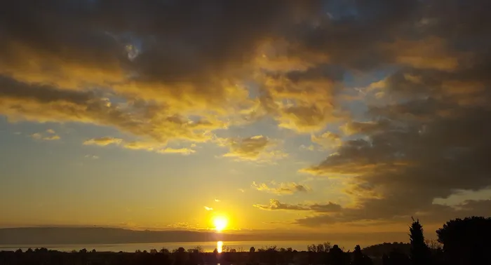 天空，白云，太阳，云，蓝色，多云的天空，光线，日落