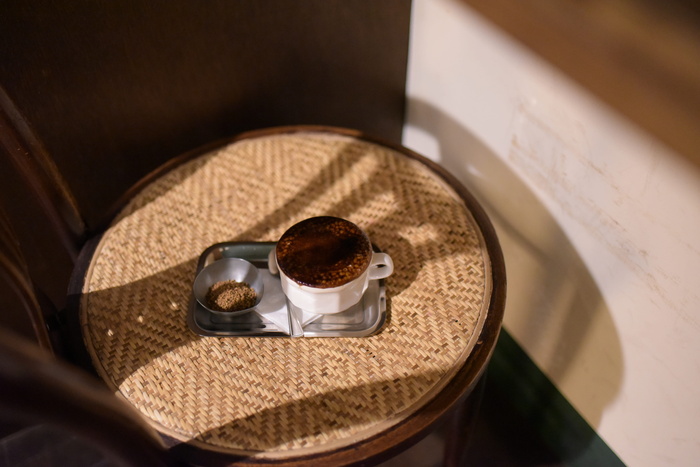装满棕色液体的陶瓷杯