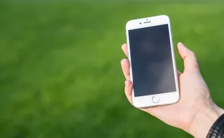 手持金色Iphone 6的人处于开关模式