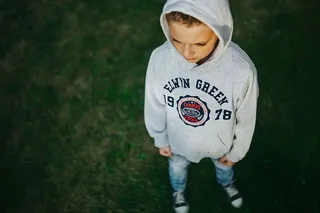 花园里的小男孩