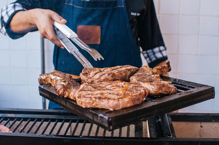 黑色金属烤架上的熟肉