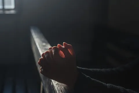 双手在教堂祈祷 双手在教堂祈祷