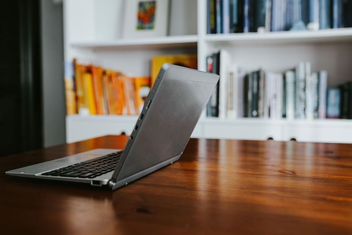 桌上放着各种物品的银色笔记本电脑