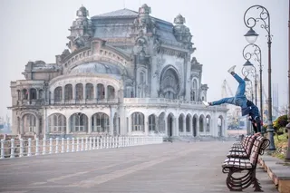 灰色，白色，混凝土，建筑，男人，特技，棕色，长凳