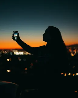 手持手机的女性轮廓 手持手机的女性轮廓