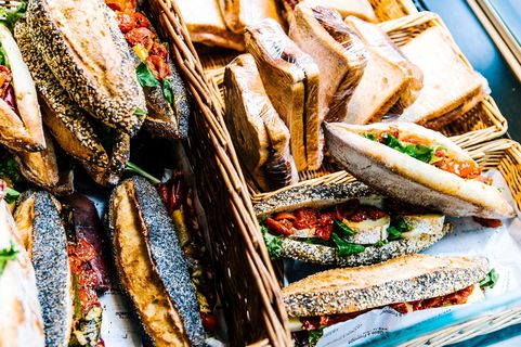 篮子里的三明治