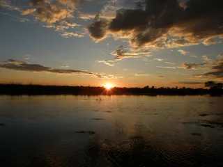 日落、太阳、云、天空、湖泊、水、反射、奥卡万戈三角洲