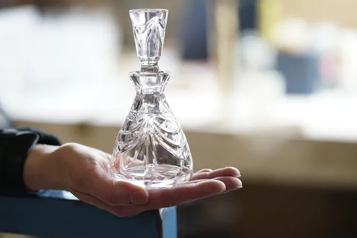 玻璃制品，水瓶，水晶，玻璃，水晶，人手，透明，聚焦前景