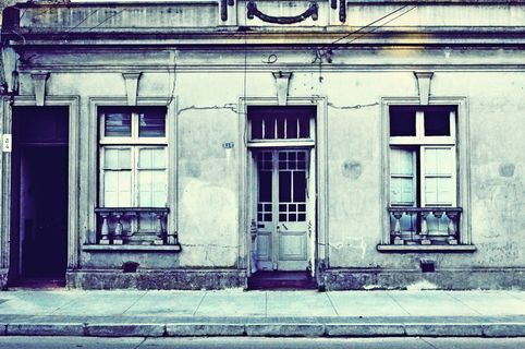 建筑物开门的灰阶摄影