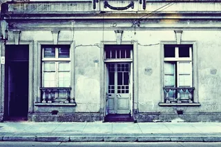 建筑物开门的灰阶摄影