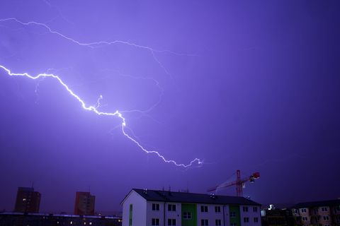 斯洛伐克，布拉迪斯拉发，夜晚，闪电条纹，夜间闪电，夜空，城市，房屋