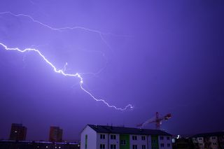 斯洛伐克，布拉迪斯拉发，夜晚，闪电条纹，夜间闪电，夜空，城市，房屋