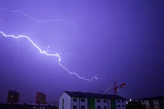 斯洛伐克，布拉迪斯拉发，夜晚，闪电条纹，夜间闪电，夜空，城市，房屋