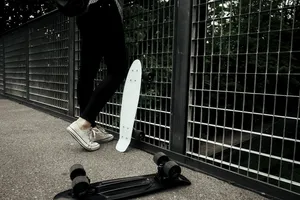 站在前围栏附近的人