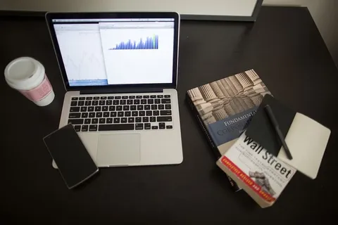 macbook、pro、多个、书籍、图表、图表、数据、财务 macbook、pro、多个、书籍、图表、图表、数据、财务
