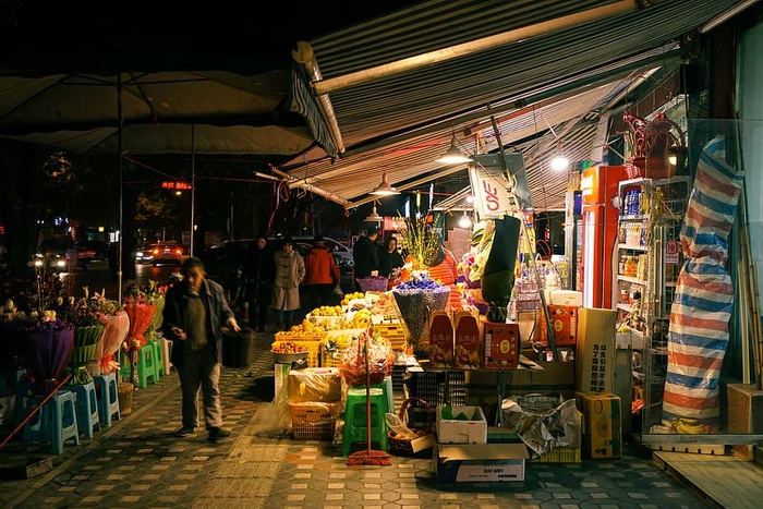 街道、夜间、市场、零售、市场摊位、食品和饮料、精选、待售