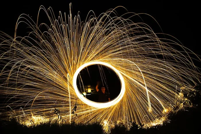 光线轨迹、夜间、长时间曝光、光线、黑暗、夜晚、运动、旋转