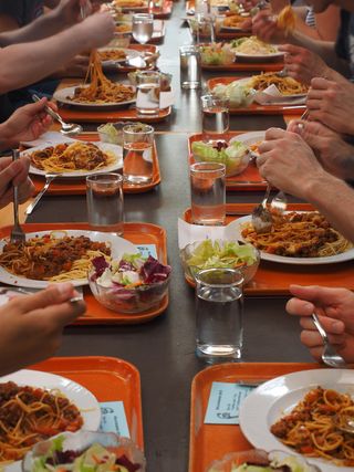 用餐、就餐、食堂、庭院、营养、工业厨房、意大利面、番茄酱