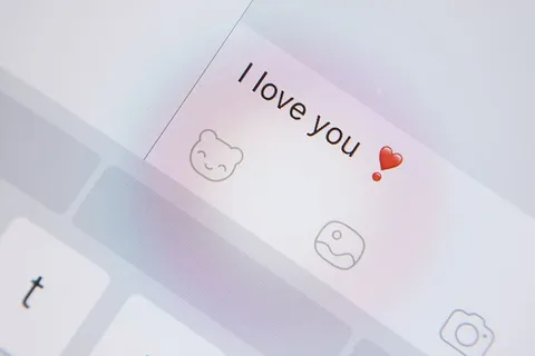 情人节，带有“我爱你”信息的平板电脑屏幕细节