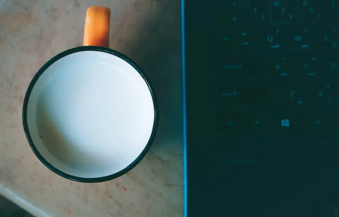 装满液体的陶瓷杯